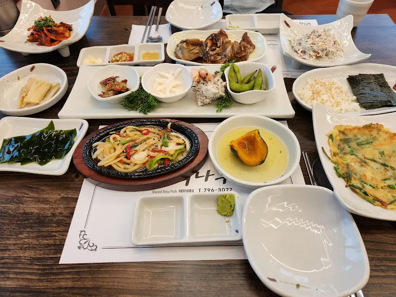 한상 가득 차려진 음식