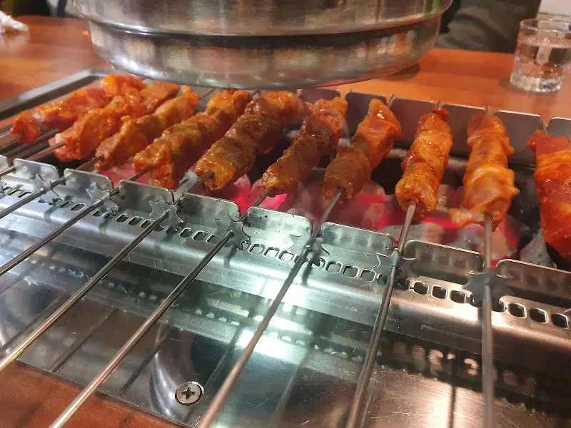 숯불 위에서 구워지는 양꼬치