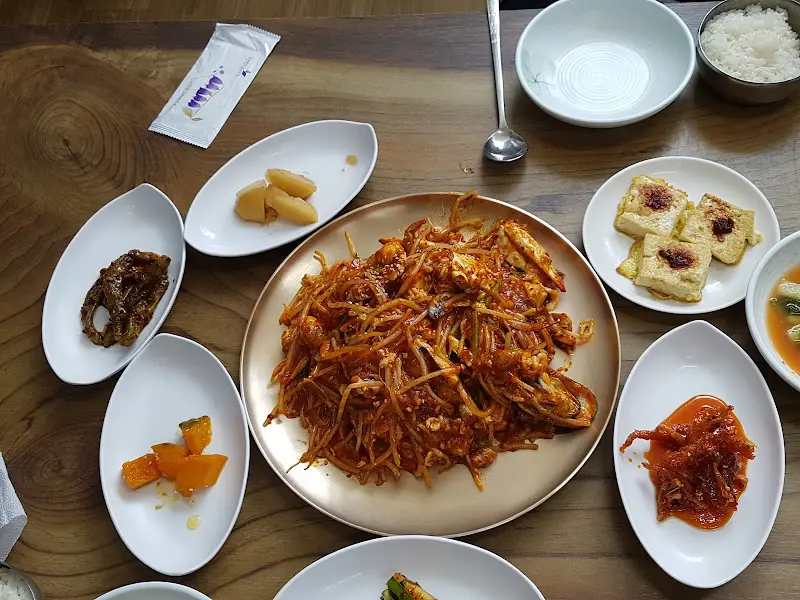 깔끔하게 차려진 밑반찬