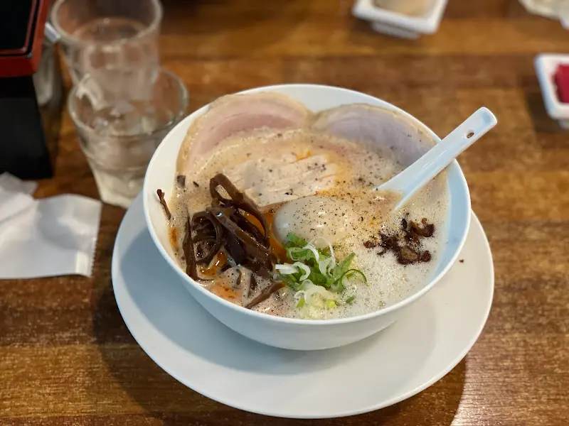 차슈, 계란, 목이버섯 고명이 올려진 카라빠이탄 라멘