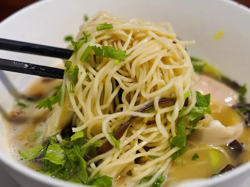 젓가락으로 면을 들어올린 모습