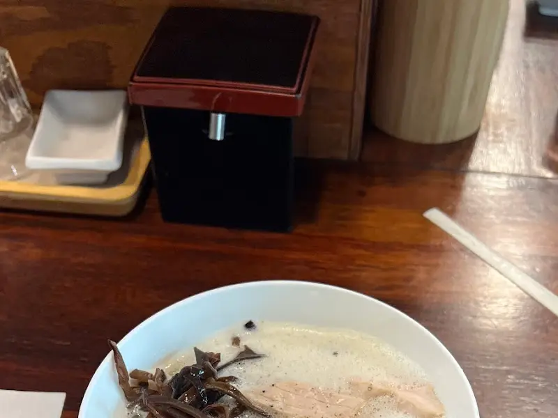 테이블 위에 놓인 토리빠이탄 라멘