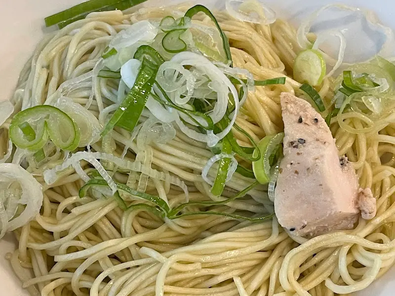 닭가슴살과 파 고명이 올려진 라멘