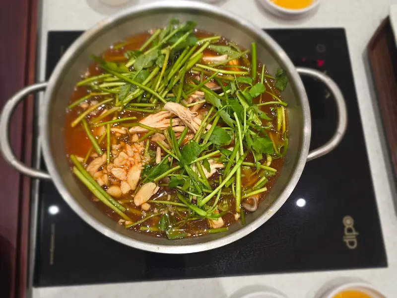 미나리가 듬뿍 올려진 샤브 칼국수 육수