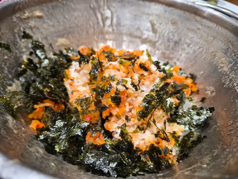 김가루가 뿌려진 깍두기 볶음밥