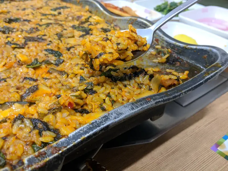 볶음밥을 뜨는 모습