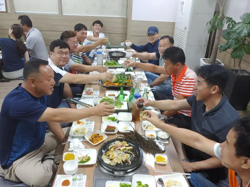 단체 손님들이 식사하는 모습