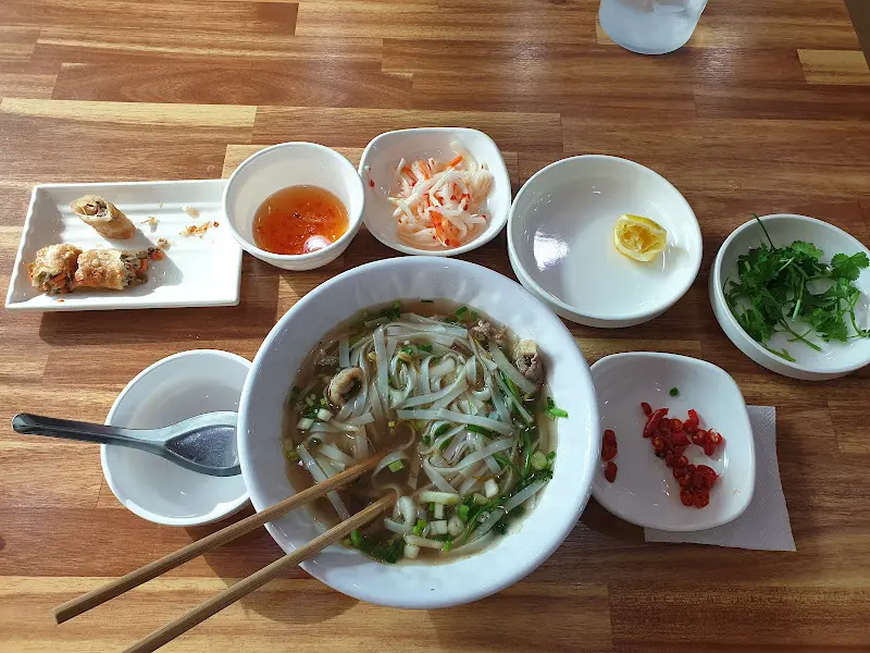 쌀국수와 다양한 곁들임