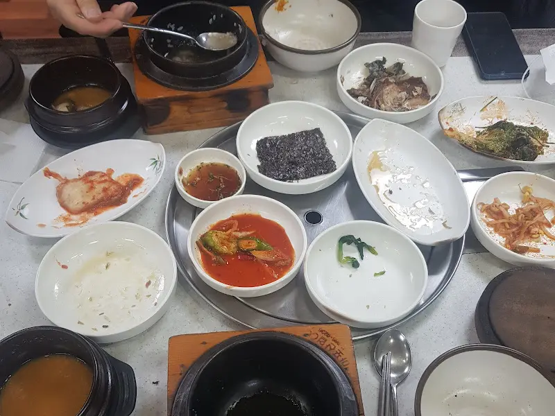 식사를 마친 후 깨끗하게 비워진 테이블