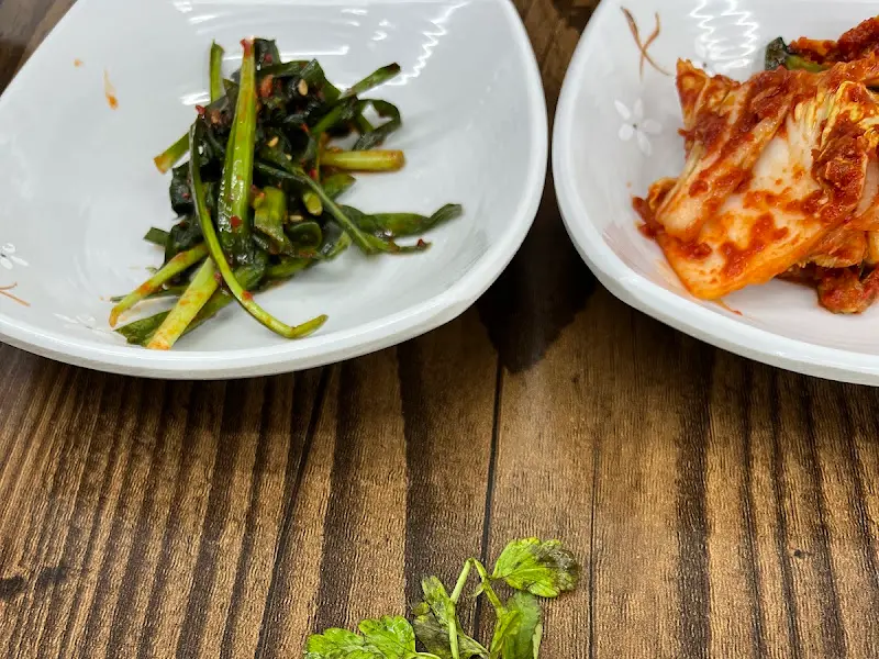 정갈하게 담겨 나온 밑반찬