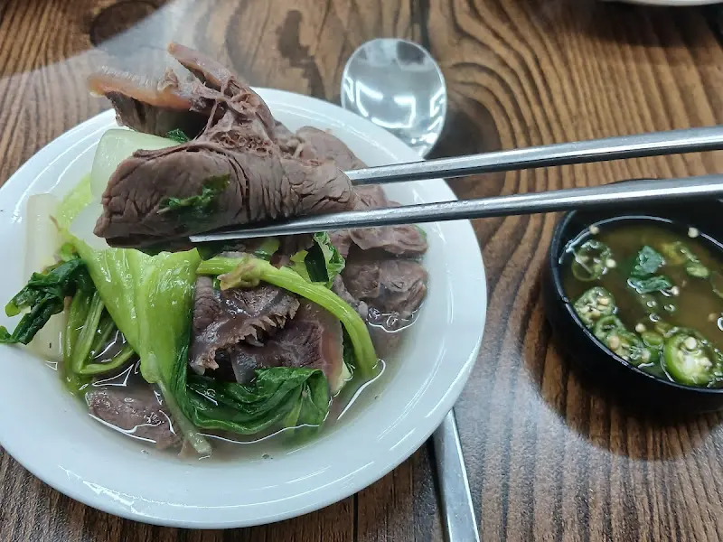 야들야들한 수육과 채소를 함께