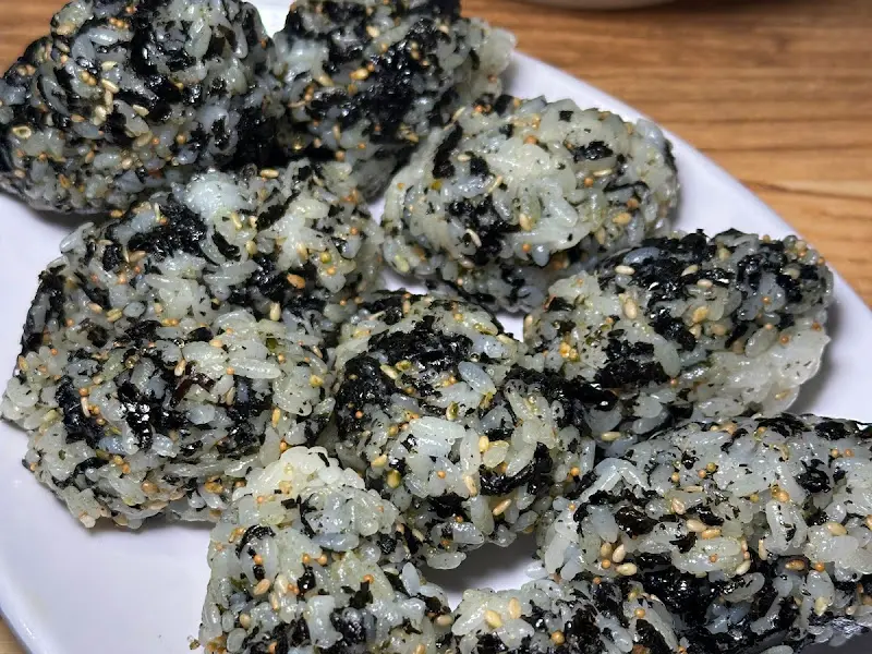 주먹밥이 담긴 접시