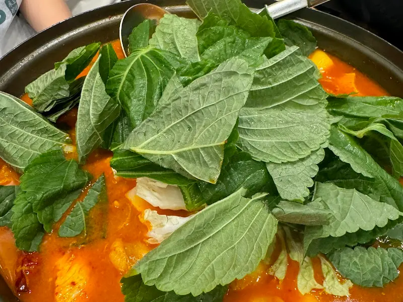 깻잎이 올려진 곱도리탕