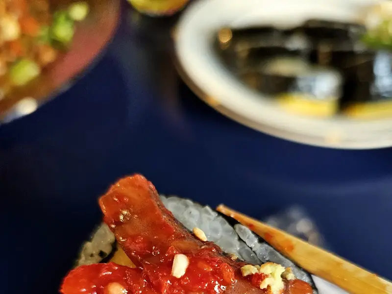 접시에 담긴 낙지김밥