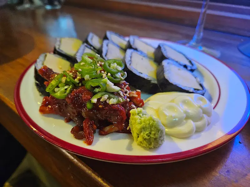 접시에 담긴 낙지김밥 클로즈업 샷