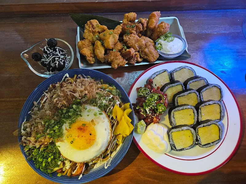 다양한 메뉴가 차려진 테이블 전경