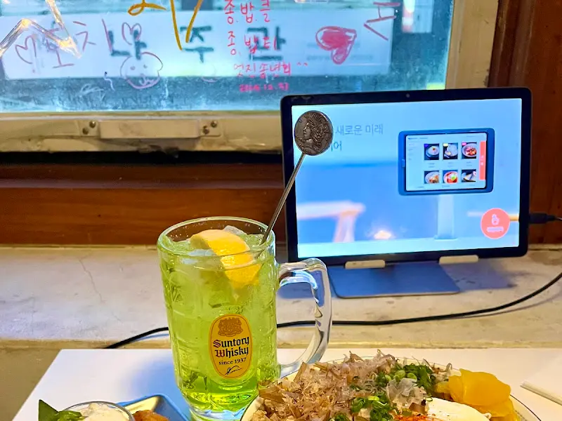 테이블에 놓인 음료와 메뉴판