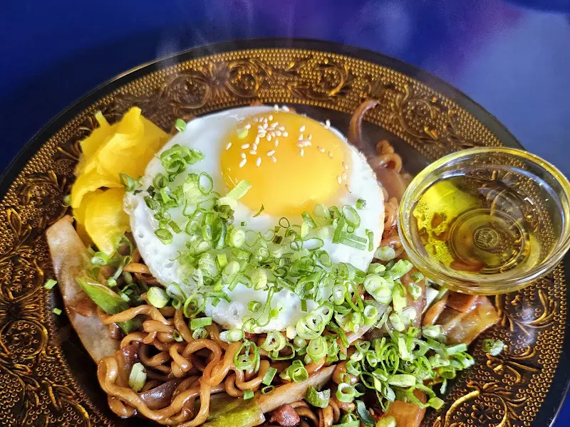 접시에 담긴 야끼소바