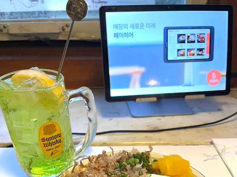 테이블에 놓인 음료와 메뉴