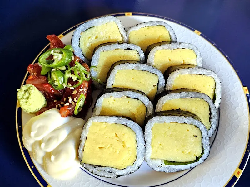 접시에 담긴 계란 김밥