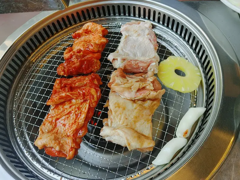 숯불 위에서 익어가는 닭갈비