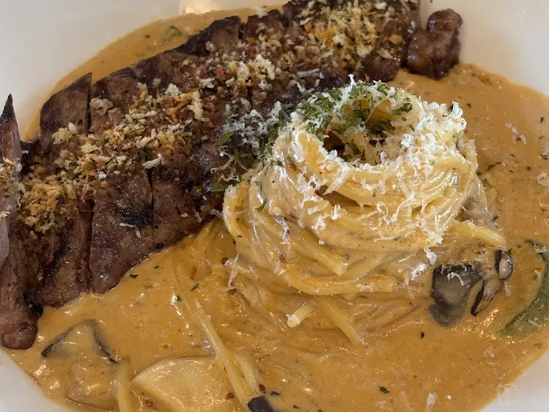 스테이크 크림 파스타 근접샷