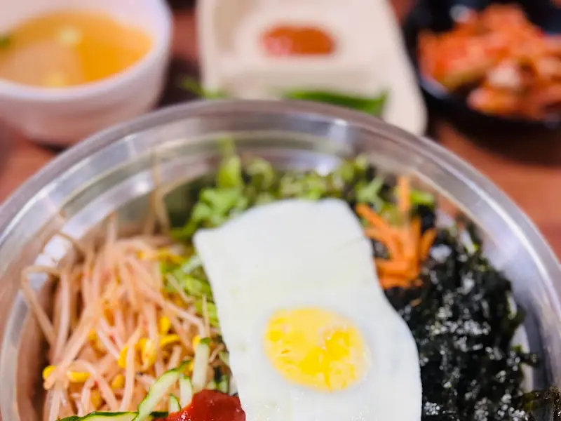 푸짐한 비빔밥 한 그릇