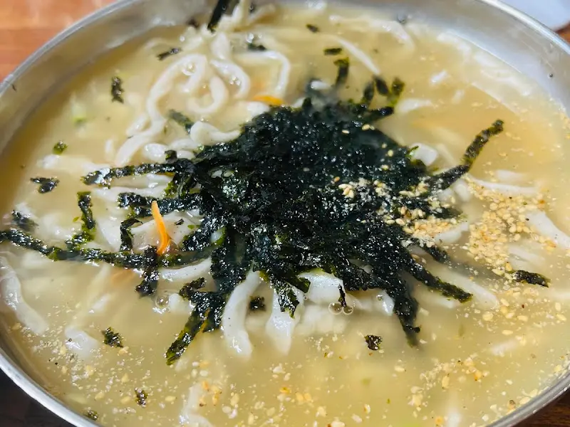 김가루가 듬뿍 뿌려진 칼국수