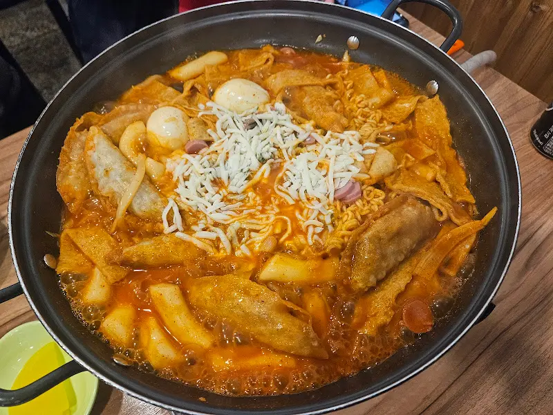 다양한 토핑이 어우러진 즉석 떡볶이