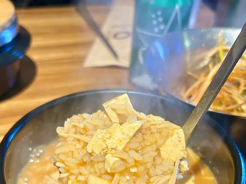 윤기가 흐르는 솥밥