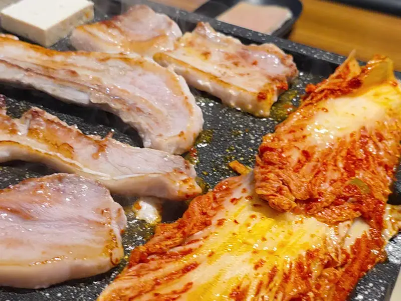 삼겹살과 구워진 묵은지의 모습