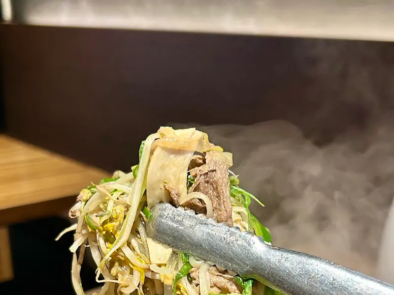 소불고기를 집게로 들어올린 모습