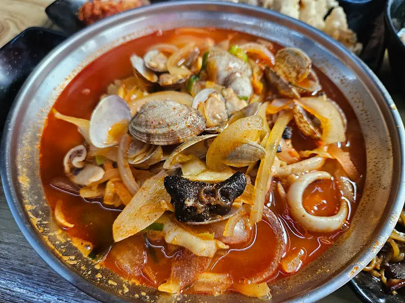 푸짐한 해산물이 인상적인 삼선짬뽕