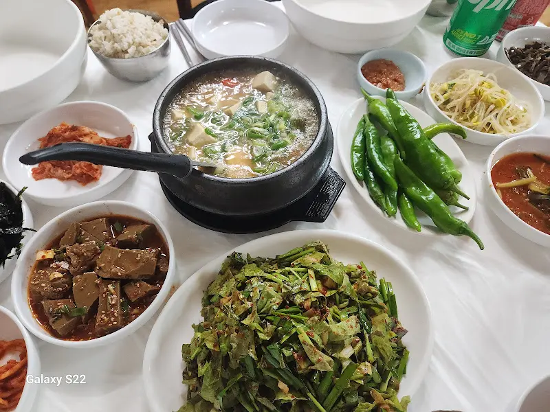 보리밥과 함께 나오는 다양한 반찬들