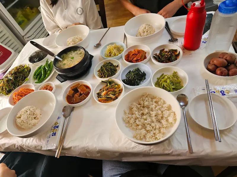 다양한 반찬과 보리밥