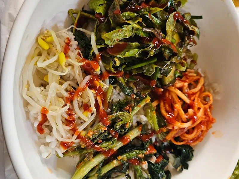 비빔밥에 고추장 투하!