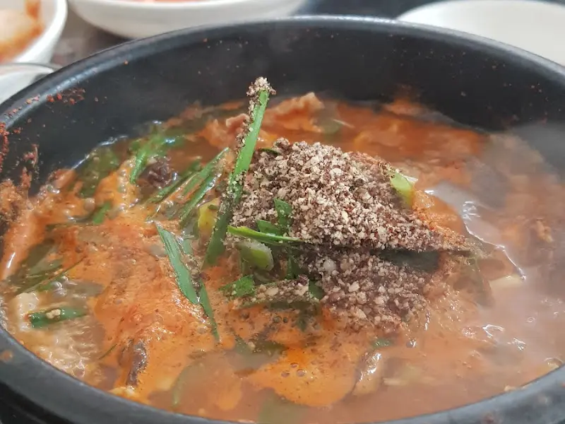 푸짐한 돼지머리국밥