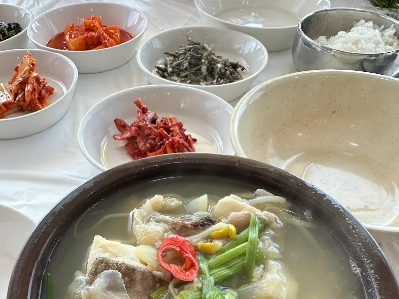 푸짐한 밑반찬과 대구뽈탕