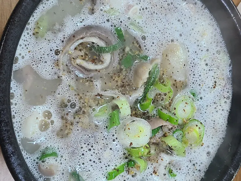 뚝배기 안을 가득 채운 순대와 부속고기