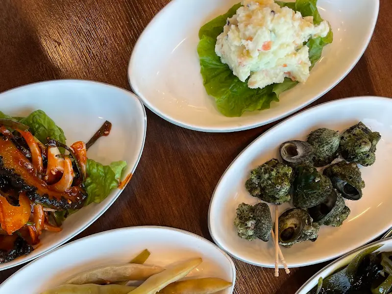 음식 준비중인 주방