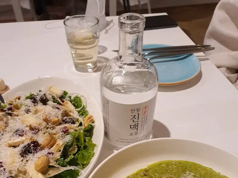 샐러드와 술 한 잔