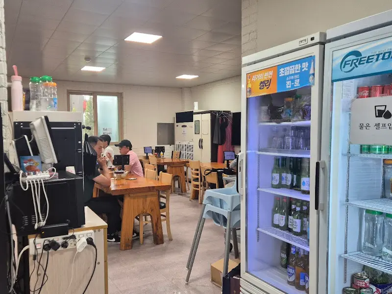 깔끔한 실내 대기 공간