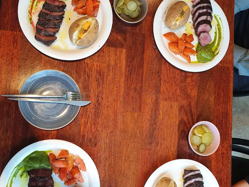 스테이크 정식 한 상 차림