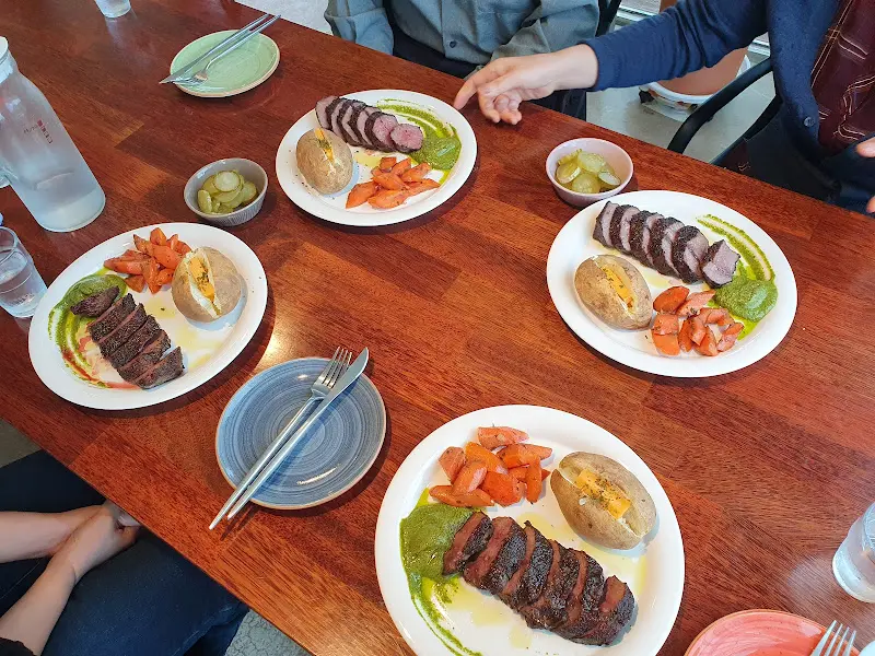 푸짐한 스테이크 한 상