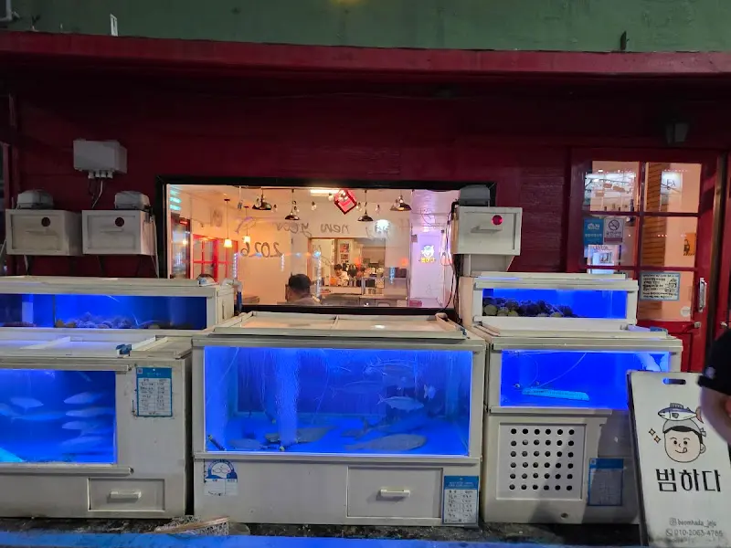 싱싱한 해산물이 가득한 수조