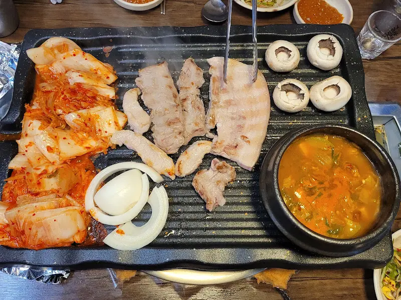 불판 위 삼겹살, 김치, 버섯의 조화