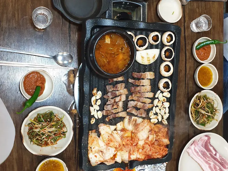 푸짐한 상차림 전체 샷