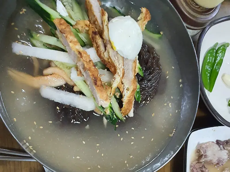 비빔냉면의 먹음직스러운 모습