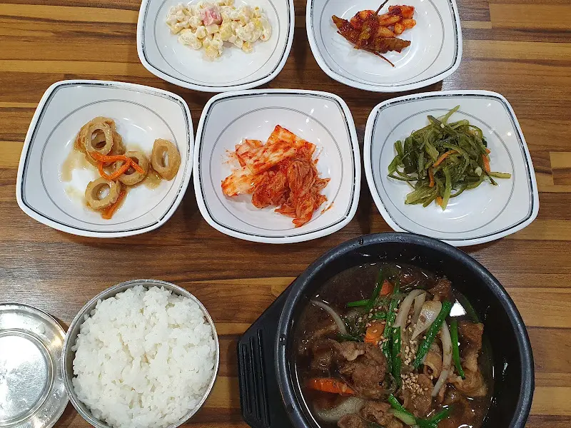 다채로운 반찬들