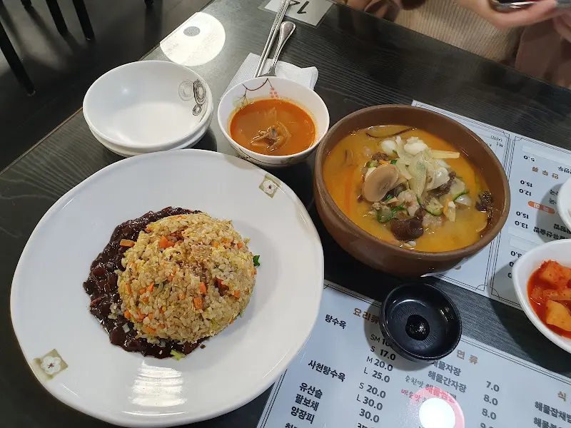 짜장 소스와 함께 먹는 볶음밥